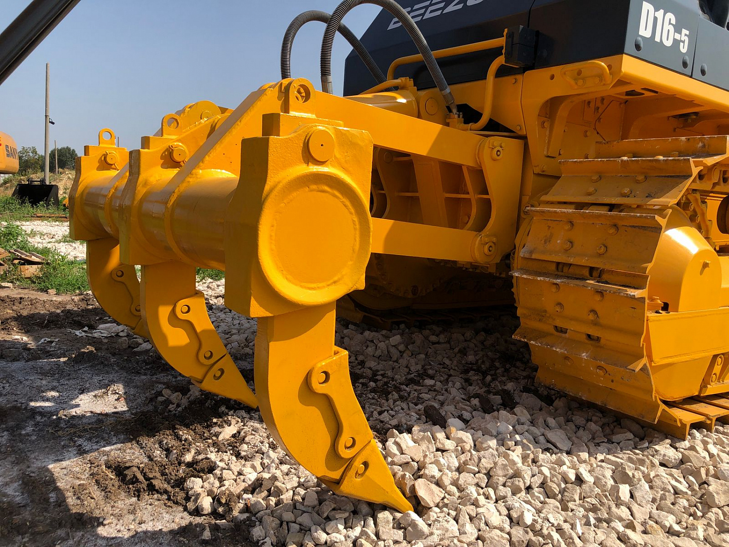 Бульдозер BEEZONE D16-5