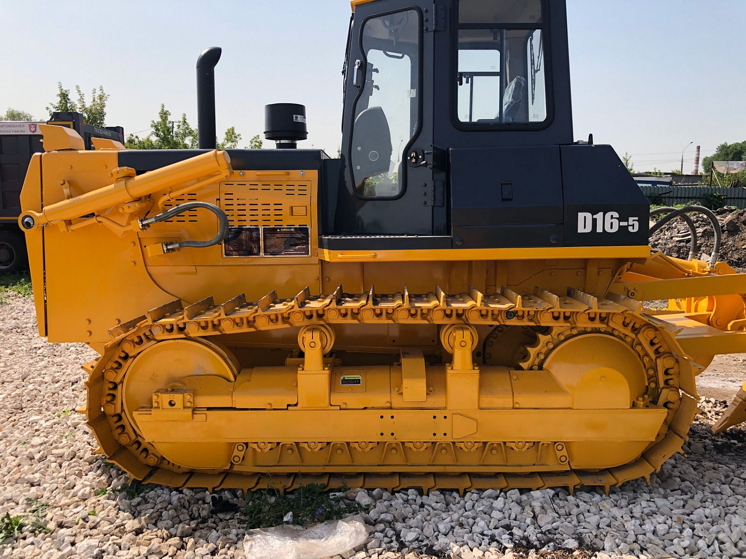 Бульдозер BEEZONE D16-5