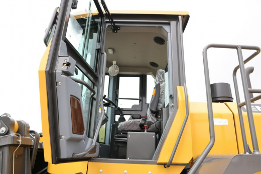 Фронтальный погрузчик Ensign YX646